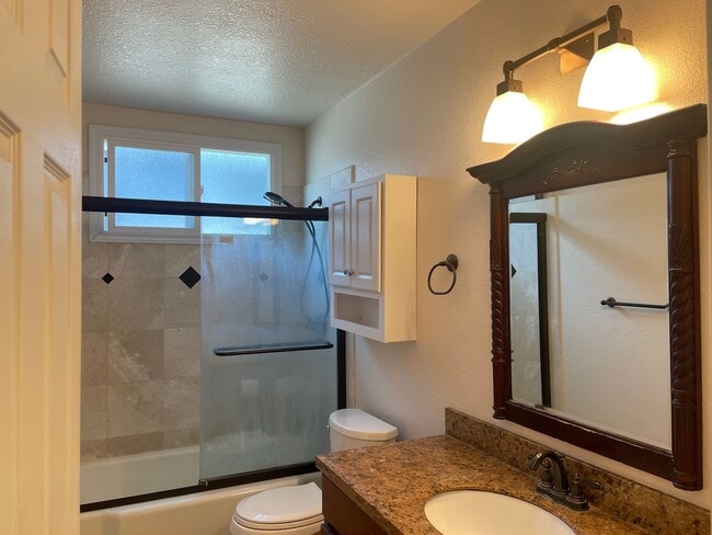 Building Photo - Welcome Home to 5 bedrooms 3 baths!