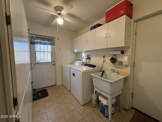 Building Photo - 3625 E Garden Dr