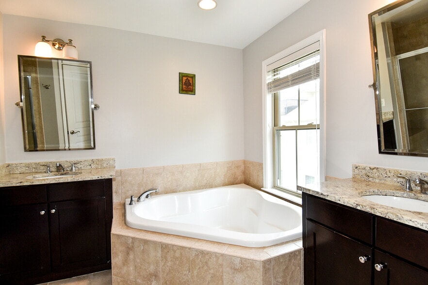 Building Photo - 2602 S Kenmore Ct
