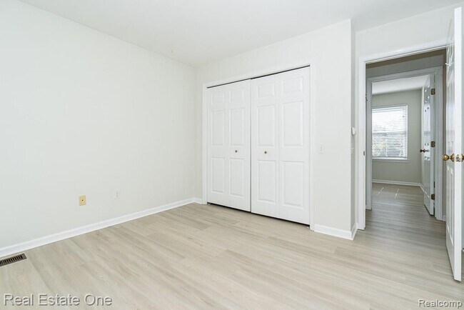 Building Photo - 619 Whitney Dr