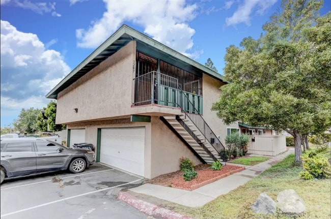 Building Photo - Spacious 2 bedroom 1 bathroom Condo with L...