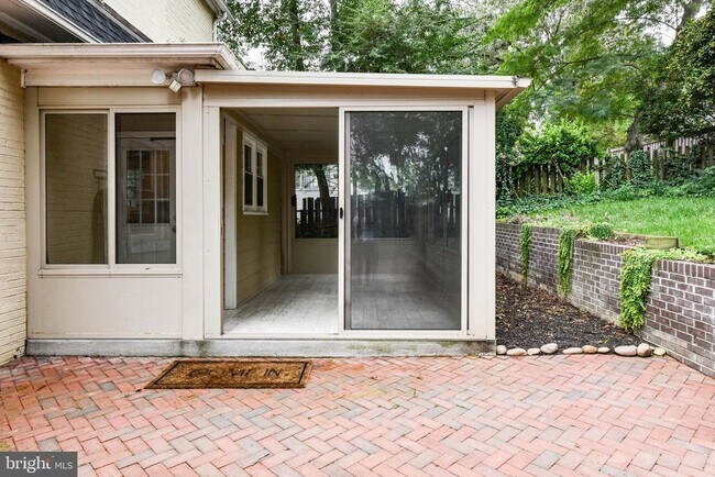 Building Photo - 6014 Fort Hunt Rd