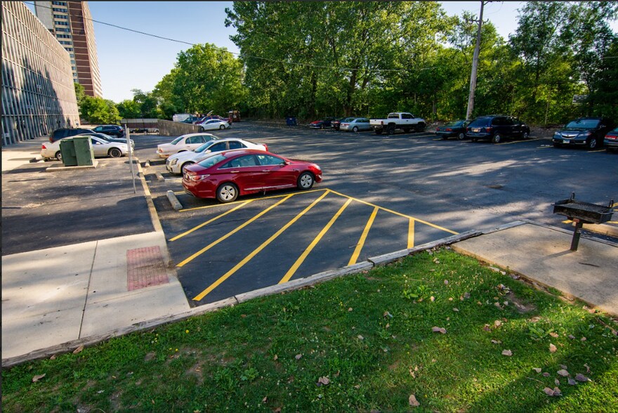 Building Photo - 6521 S Lowe Ave