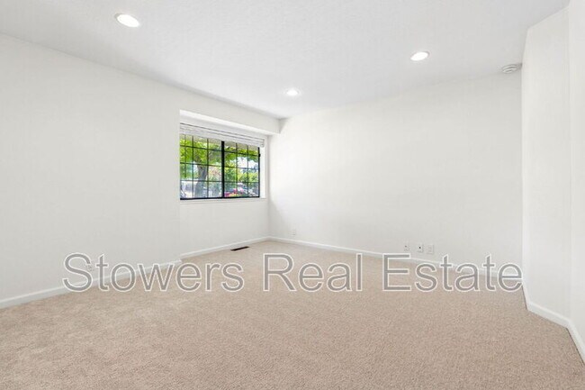 Building Photo - 1121 Douglas Ct