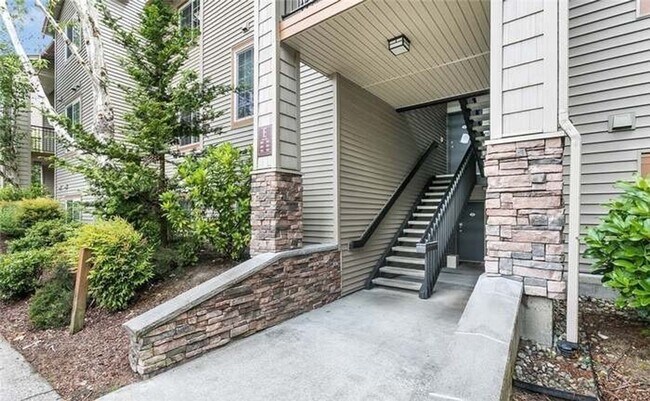 Building Photo - Tranquil Top-Floor Condo in Issaquah's Tan...