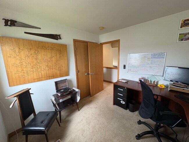 Building Photo - Large 4BR/2.5 BA Home w/ large yard & Central AC