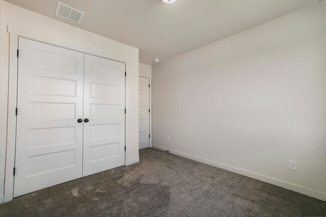 Building Photo - 392 Rock Dove Loop