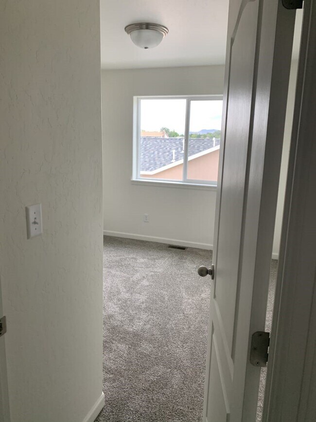 Building Photo - 566 Graff Meadows Dr