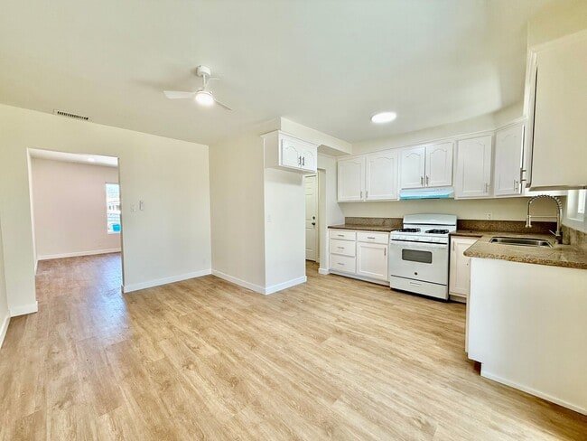 Building Photo - Beautifully Remodeled 3-Bed, 2-Bath Home i...