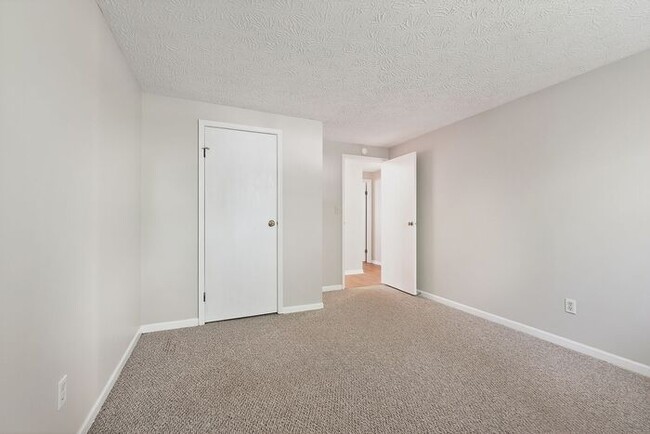 Building Photo - Beautifully Home with Large Backyard & 2-Car Garage in York Subdivision