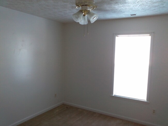 Building Photo - 2 Bedrooms 1 Bath - Downstairs unit