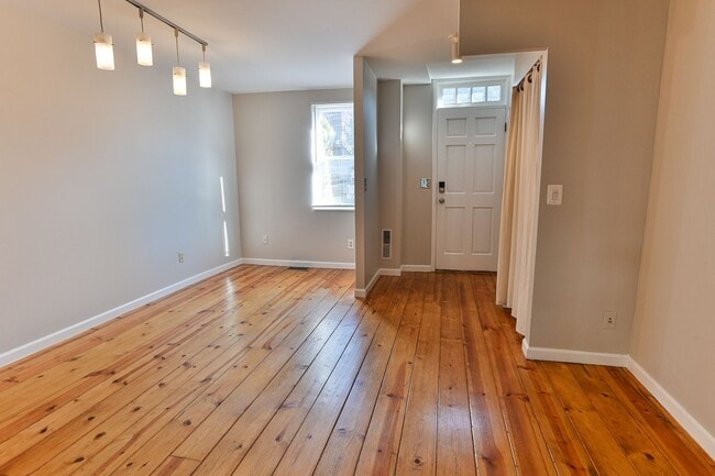 Building Photo - Adorable 2 Bedroom Single Family on Penn St