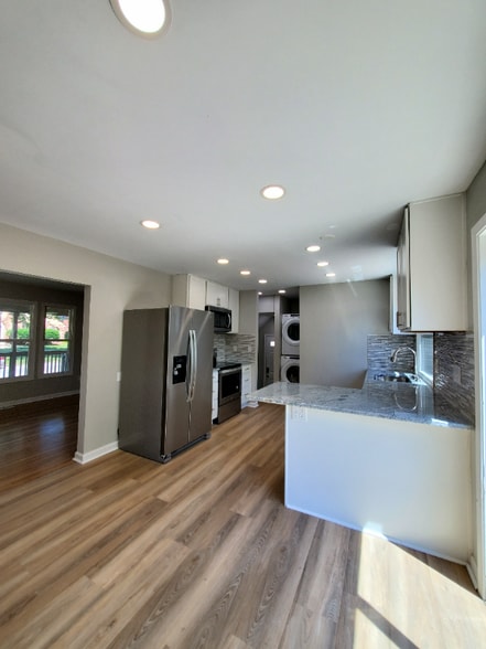 Building Photo - 952 Lilley Ave
