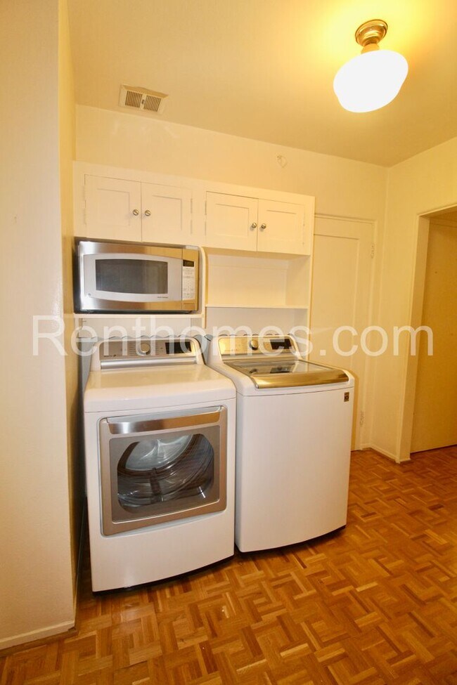 Building Photo - 2244 Plum St