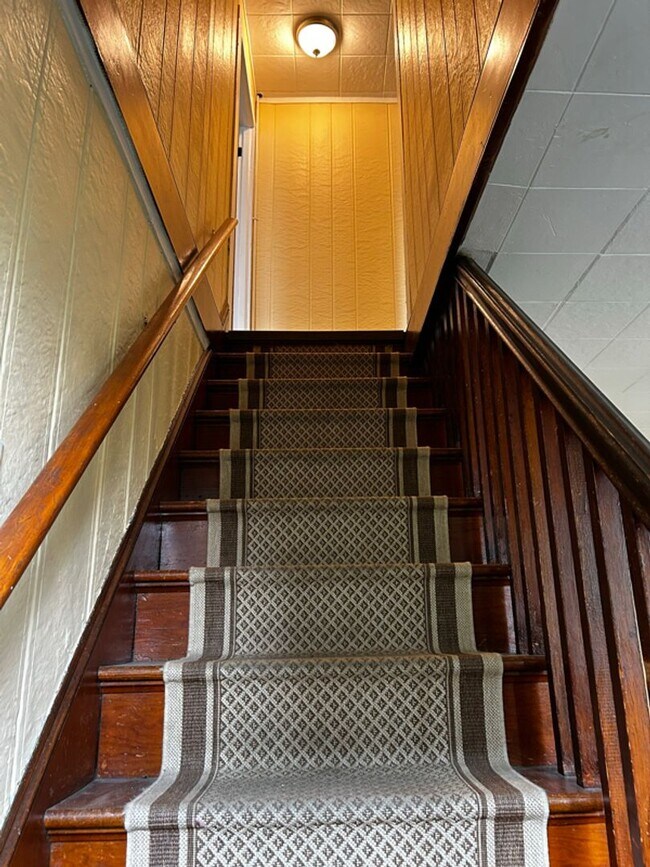 Building Photo - 325 Main St