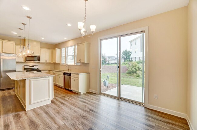 Building Photo - (Coming Soon) 3 Bedroom Townhome in Steele Creek!