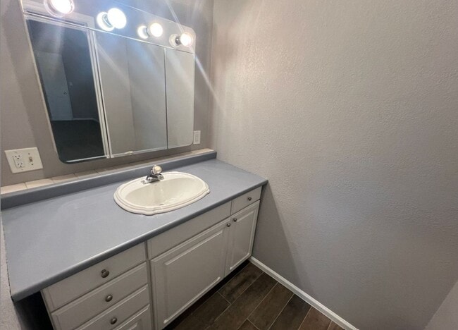 Building Photo - Renovated 2 Bed, 3 Bath Duplex with Finish...