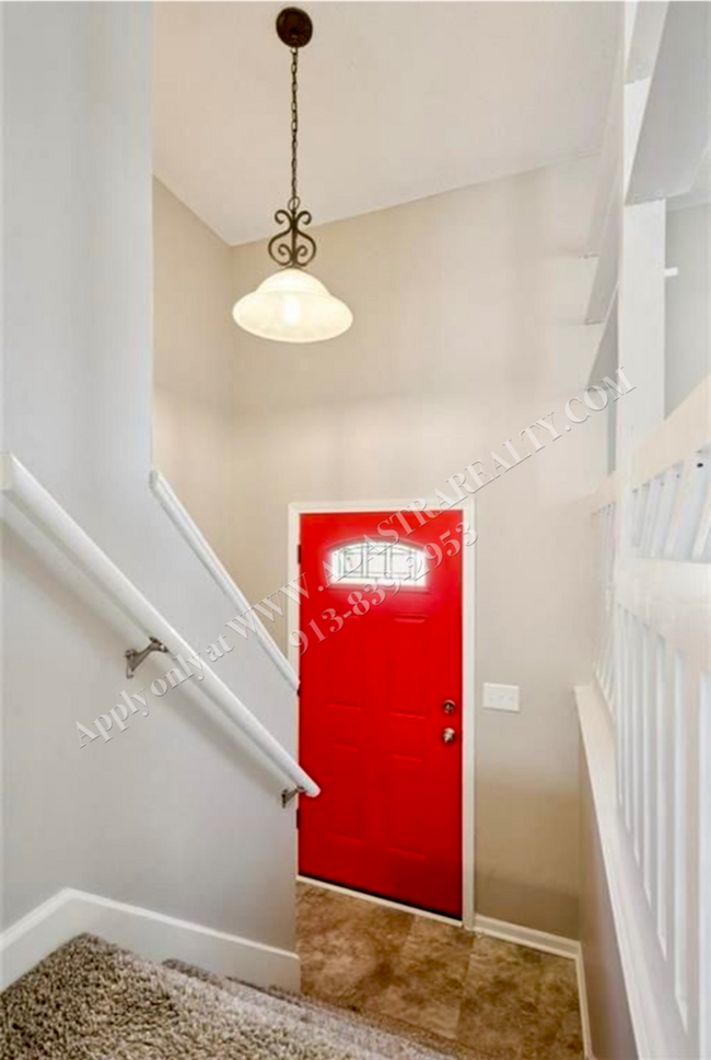 Building Photo - Adorable 3 Bed 2 Bath Duplex in Olathe-Available NOW!!