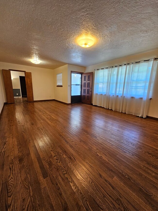 Building Photo - (3) Bed/(2) Bath with Storm Shelter and Mo...