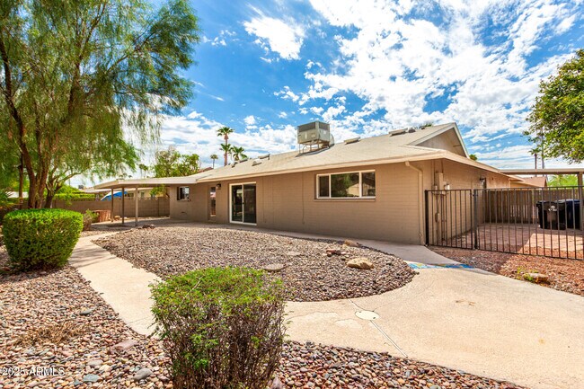 Building Photo - 600 E Bell De Mar Dr