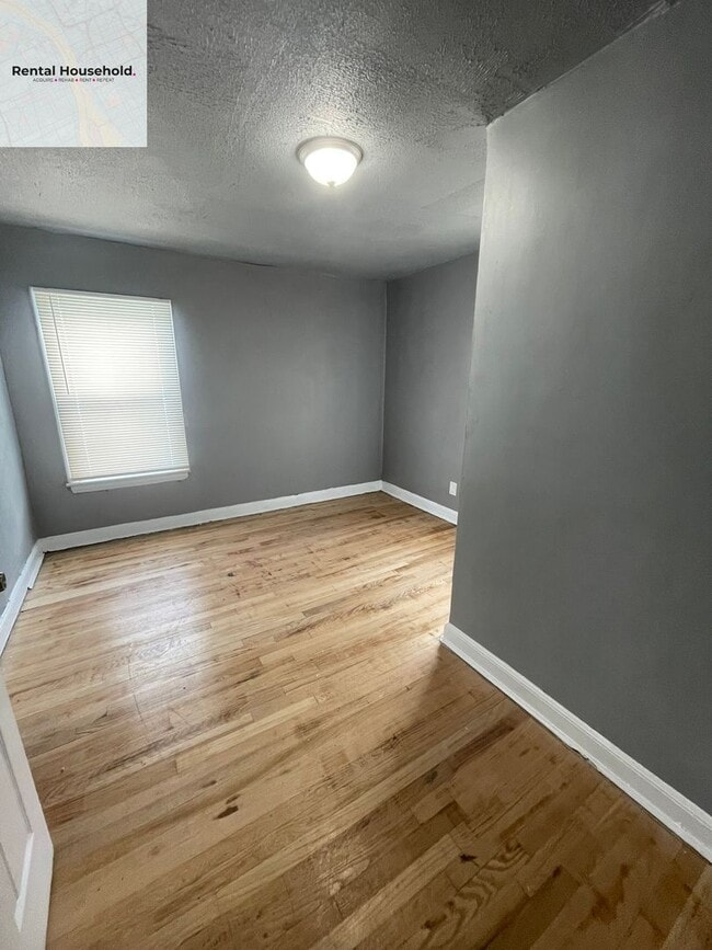 Building Photo - Spacious 3 Bedroom Home with Fenced Yard-Only $1200 a month