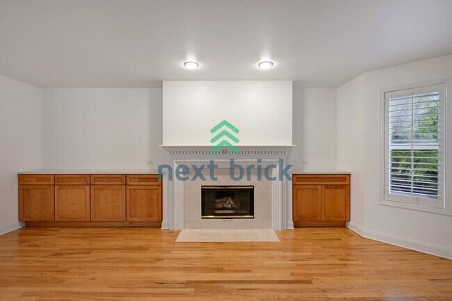 Building Photo - "Charming Victorian-style craftsman 3-Bedroom Townhouse with 2.5 Baths – 1610 Sq Ft of Comfortabl...