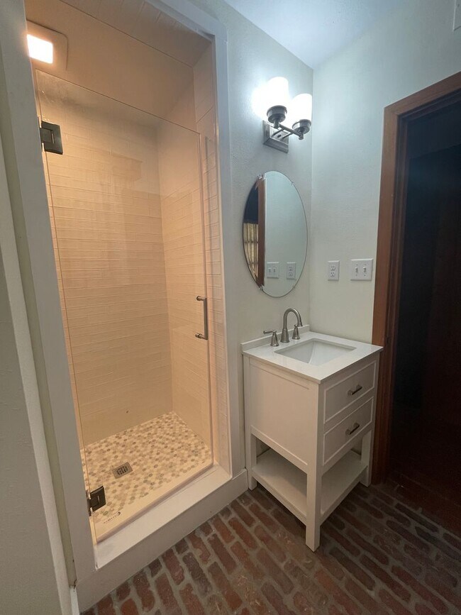 Building Photo - Stunning 3-Bedroom, 2-Bathroom Home with A...