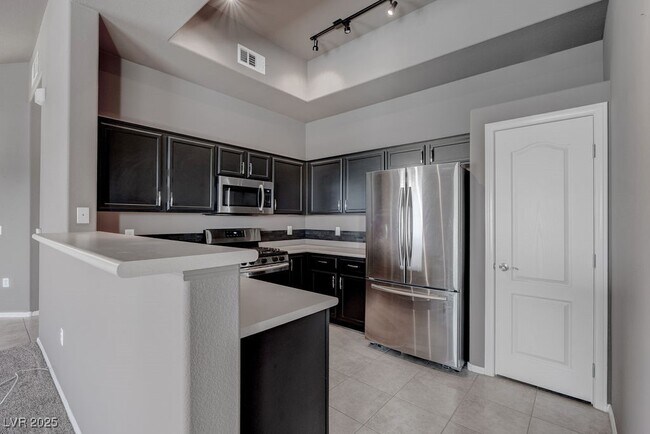 Building Photo - 2305 W Horizon Ridge Pkwy