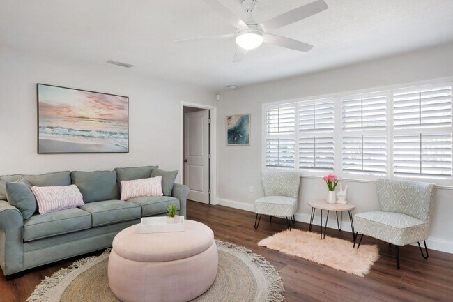 Building Photo - VACA or Short Term Furnished Chic Monthly Rental Home in Bradenton, FL
