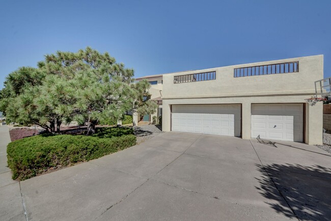 Building Photo - Stunning 4-Bedroom Albuquerque Foothill Ho...