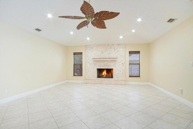 Building Photo - 1232 SW Knollwood Dr