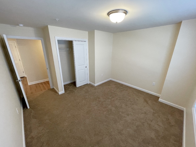 Building Photo - 540 Northend Dr