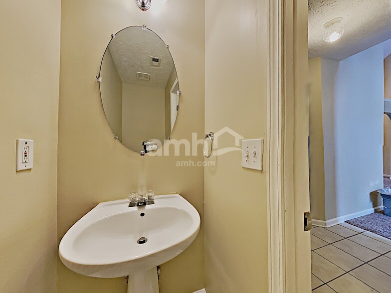 Building Photo - 4810 Lake Park Ter