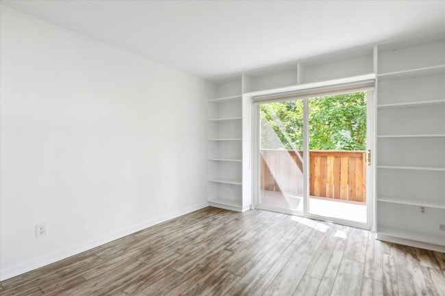Building Photo - Updated & Bright 2BR Condo in Prime Boulde...