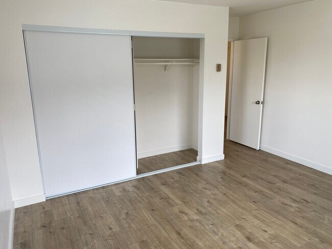 Building Photo - Move-In Special! Large 2BR Condo with GARAGE