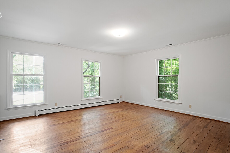 Building Photo - 2152 Lakeshore Ct