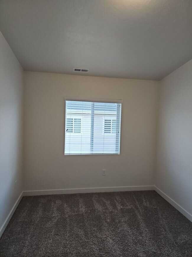 Building Photo - August free! 3 Bed/3.5 Bath Town Home for Rent in Bluffdale!