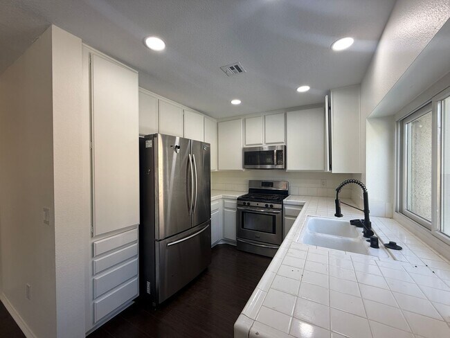 Building Photo - Lancaster 3 Bedroom + 2 Bathroom