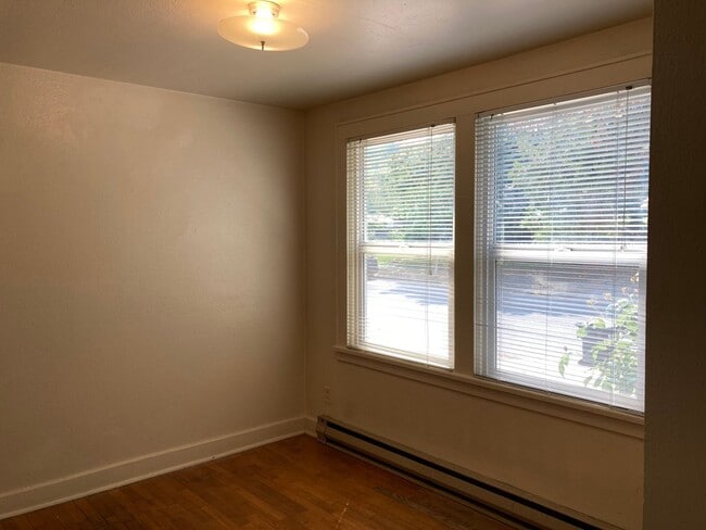 Building Photo - Campus House ~ 3 bedroom, 2 bath