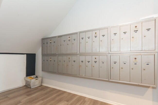 Building Photo - 932 South Westmoreland Avenue, Unit 308