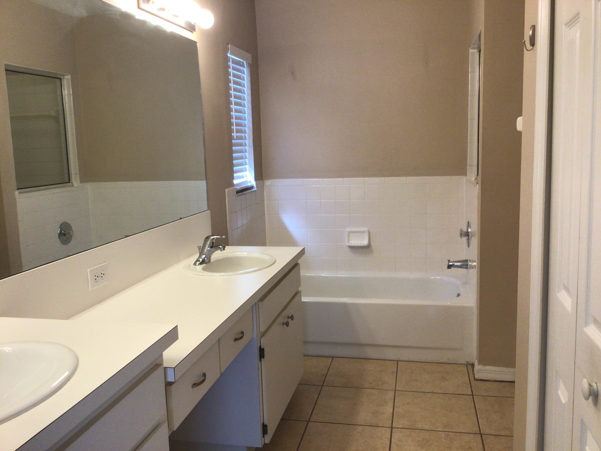 Building Photo - 2016 Cattleman Dr