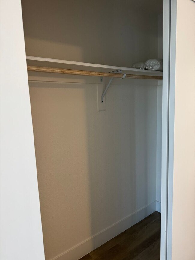 Building Photo - Beautifully Renovated 2 Bedroom Condo - Partially Furnished