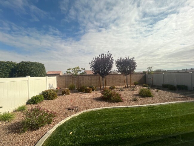 Building Photo - 2 bedroom 2 bath with bonus room/ office r...