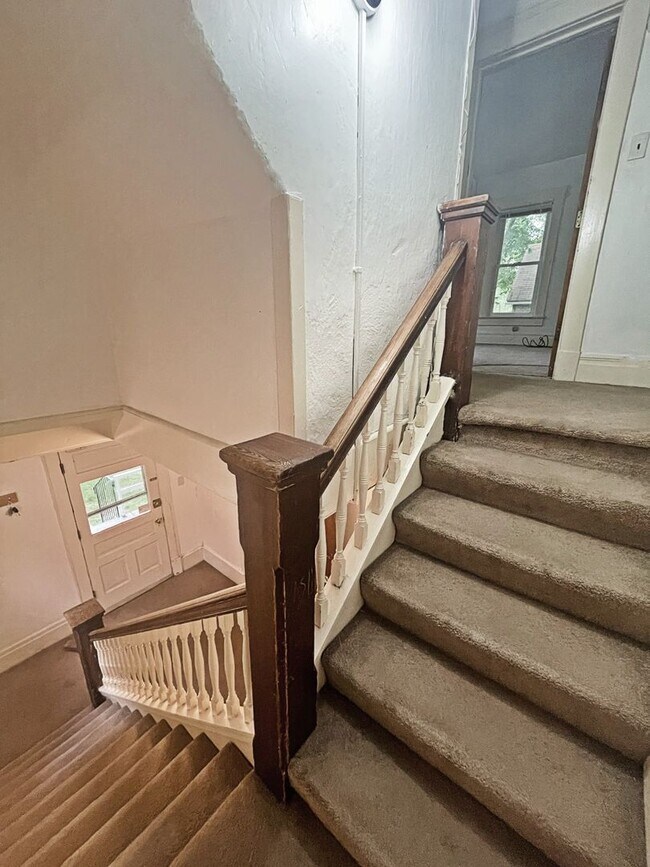 Building Photo - 7 Bedroom Close to Ross, Yost, and UM campus!