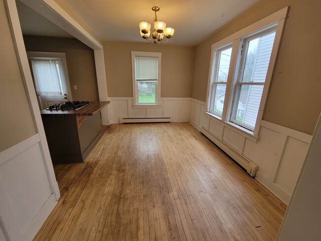 Building Photo - AVAILABLE JUNE - Charming 3 Bed, 1 Bath Home in East hillside!