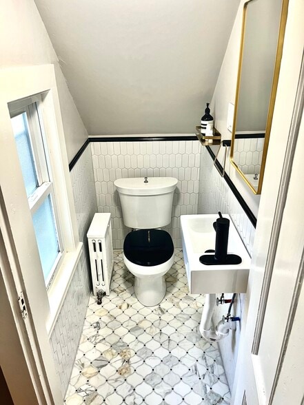 Building Photo - 33 W Elm St