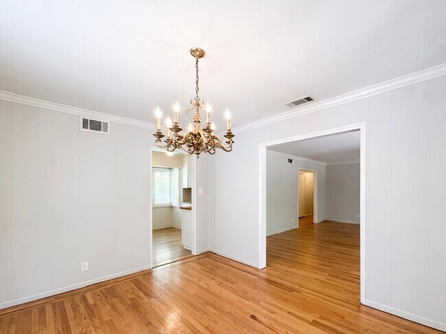 Building Photo - Fabulous single level Lafayette home nestled at the end of a tree-lined drive.