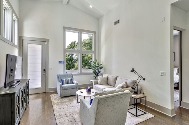 Building Photo - Awesome fully furnished 1BE/1BA in the Wav...