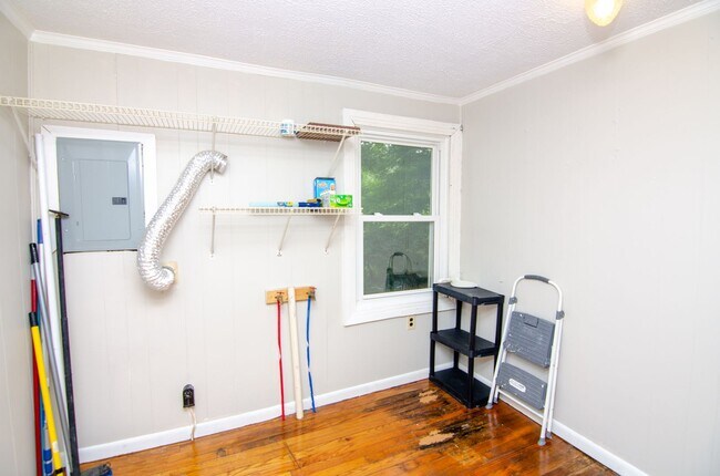 Building Photo - Country Living