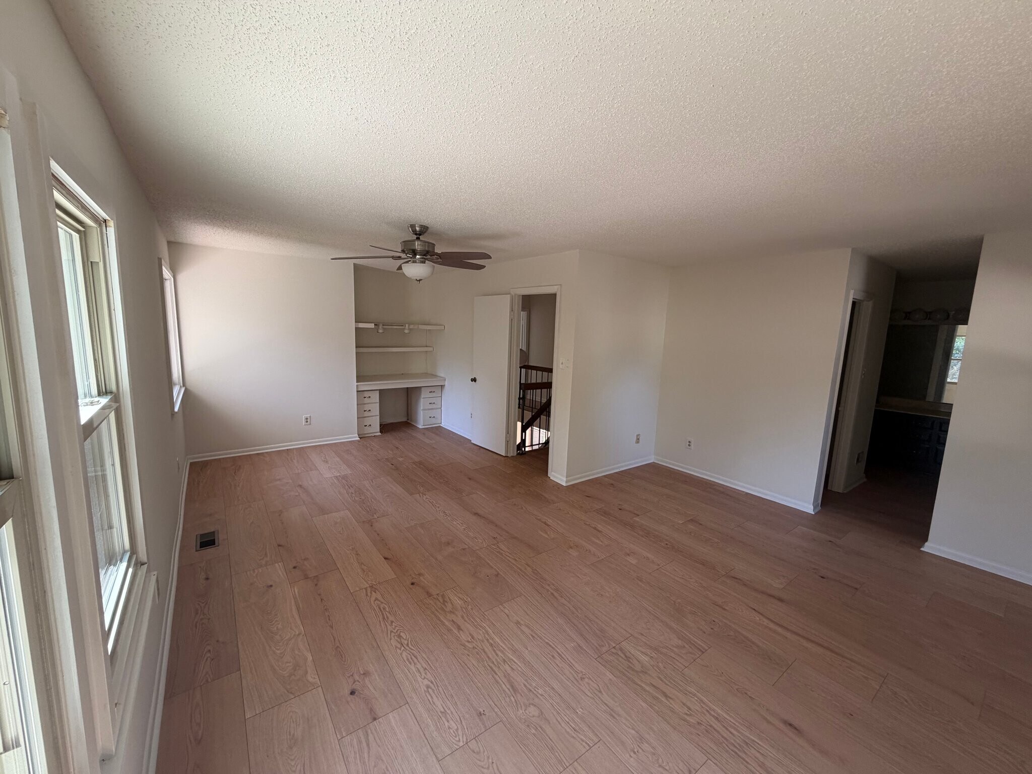 Building Photo - 1556 Beachview Dr
